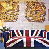 「UNION JACK」梳化看起來像一面偌大的英國國旗，配上牆壁上的龍鳳裝飾，增添中西合璧色彩